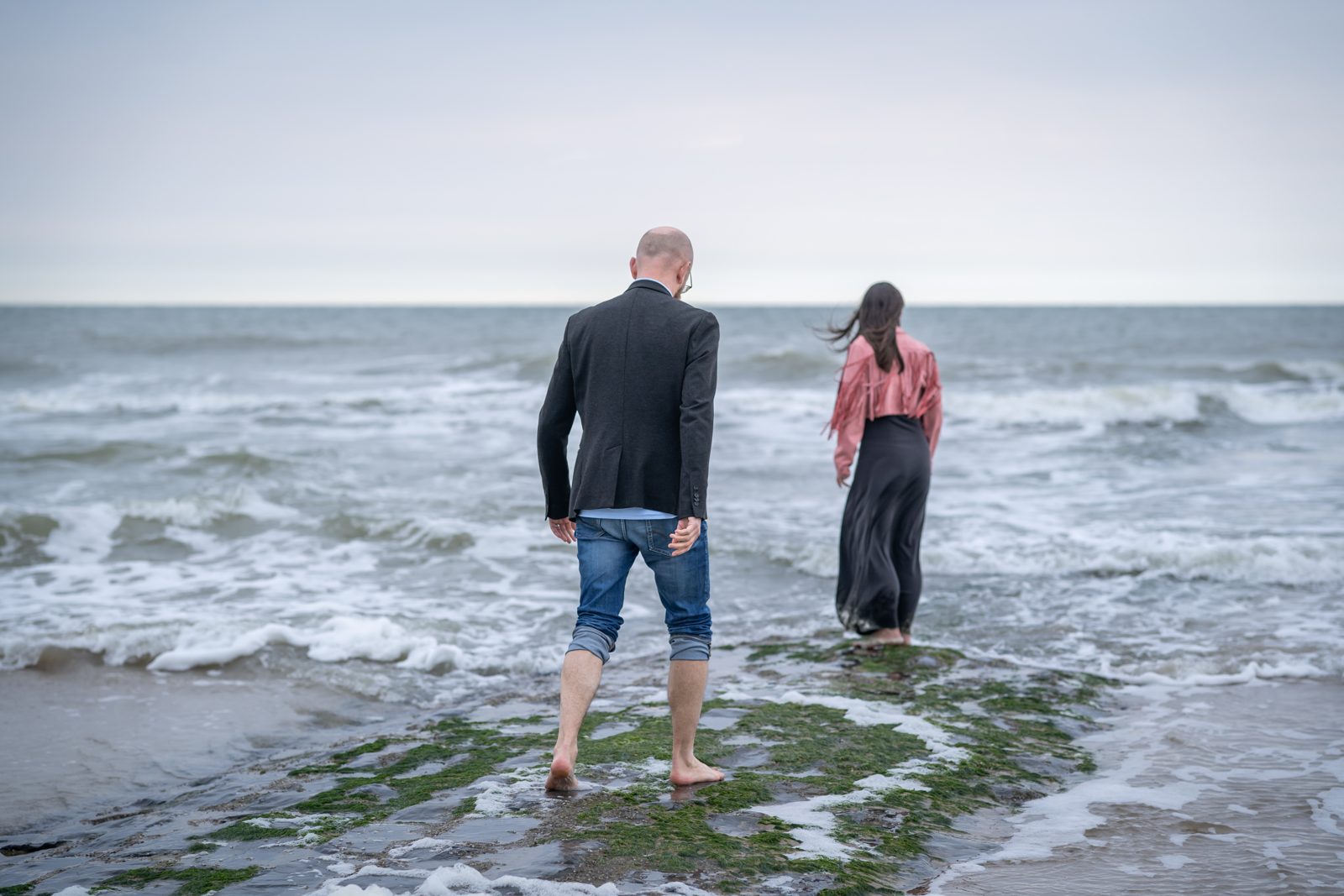 Liese and Alexander walking hand in hand into the sea